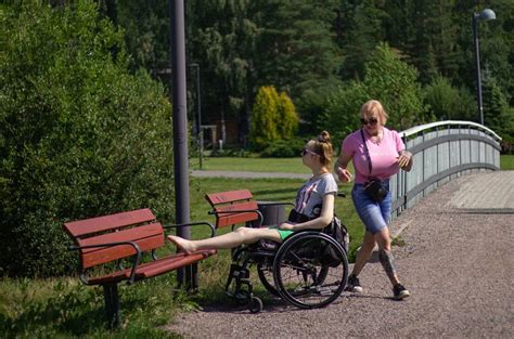 suomen isoimmat tissit|Sonja Lahtinen kertoo haluaa Suomen suurimmat silikonirinnat: